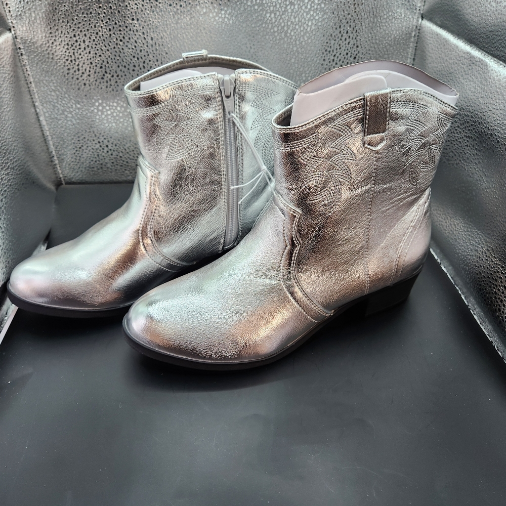 GIRL'S SILVER BOOTS